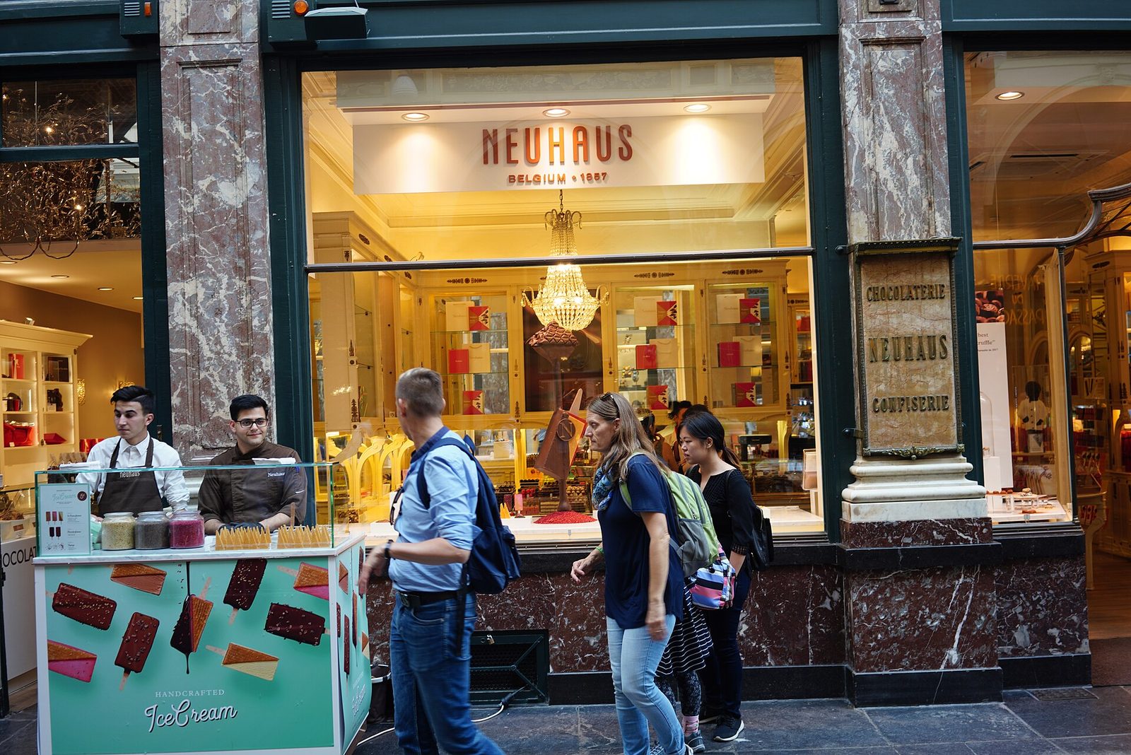 Une vitrine de chocolatier dans la galerie de la Reine à Bruxelles, avec le nom sur le bandeau et le lettrage sur le verre