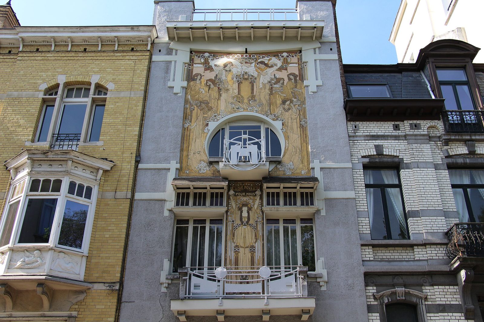 De gevel van het Huis Cauchie, Frankenstraat 5, bedekt met sgraffiti en vrouwenfiguren