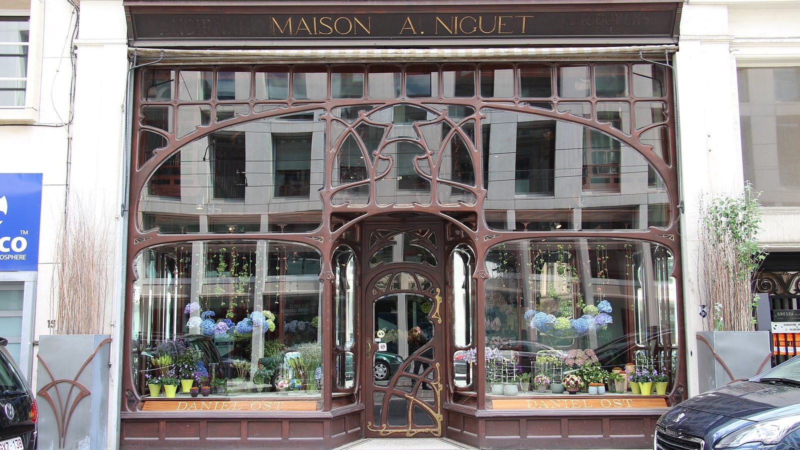 De art-nouveaupui van de voormalige hemdenwinkel Niguet, Koningsstraat 13 in Brussel, met de naam Maison A. Niguet op de band