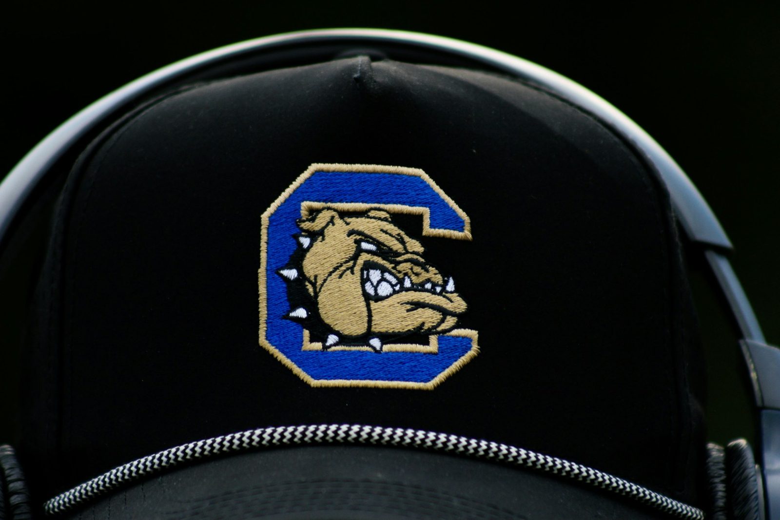 Un logo brodé sur une casquette noire, en gros plan